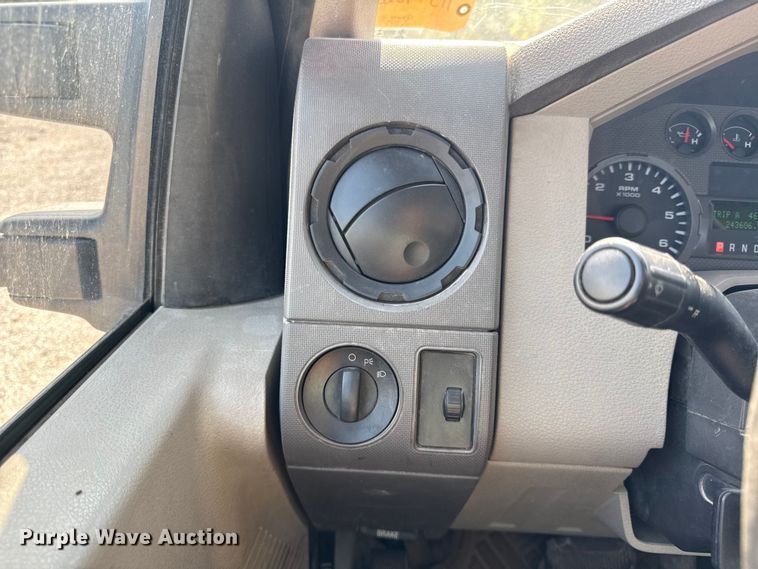 image for item DY8165 2010 Ford F250 Super Duty utility bed pickup truck