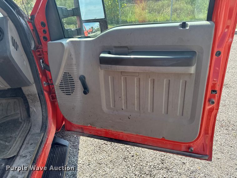 image for item DY8165 2010 Ford F250 Super Duty utility bed pickup truck