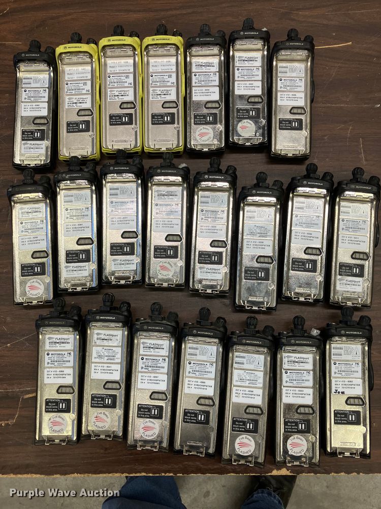 image for item DZ6318 (735) radios