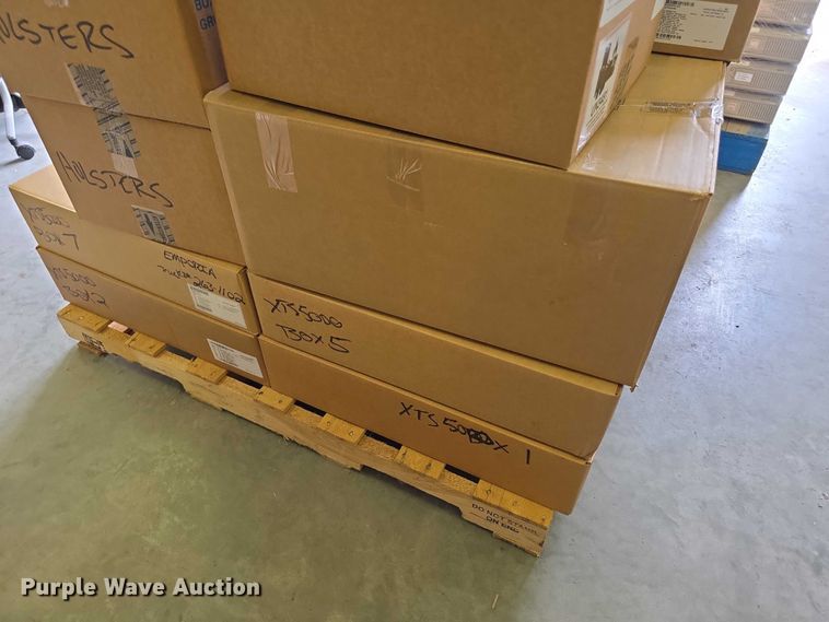 image for item DZ6318 (735) radios