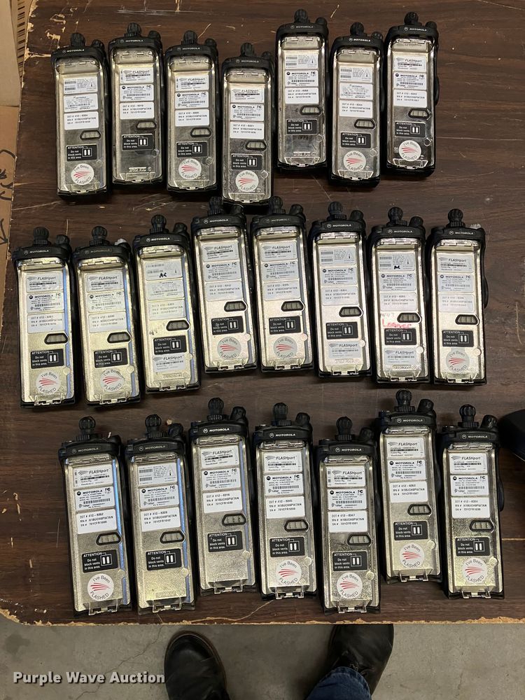 image for item DZ6318 (735) radios