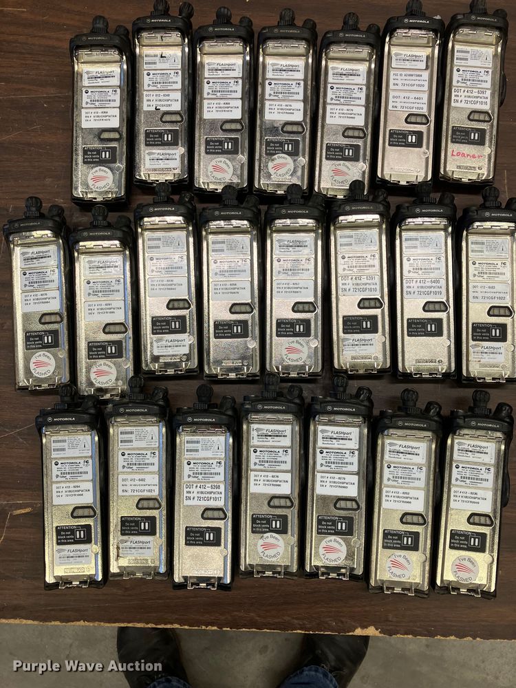 image for item DZ6318 (735) radios