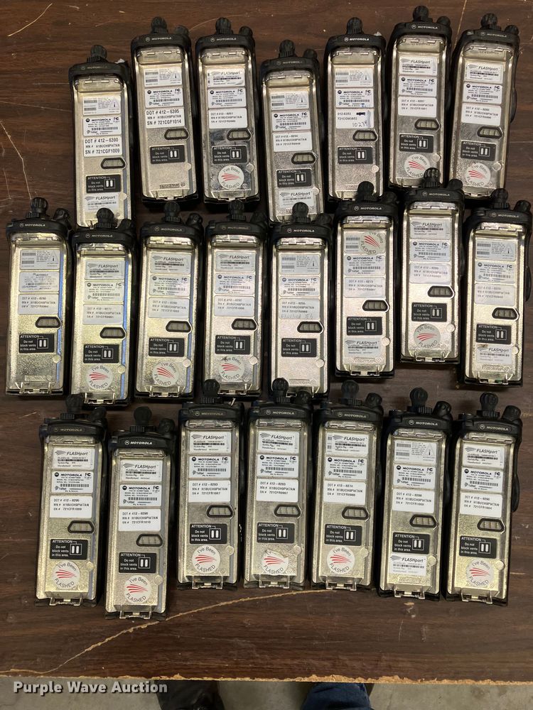 image for item DZ6318 (735) radios