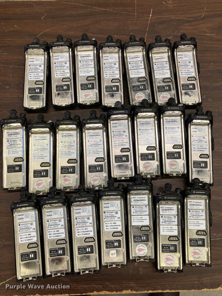 image for item DZ6318 (735) radios