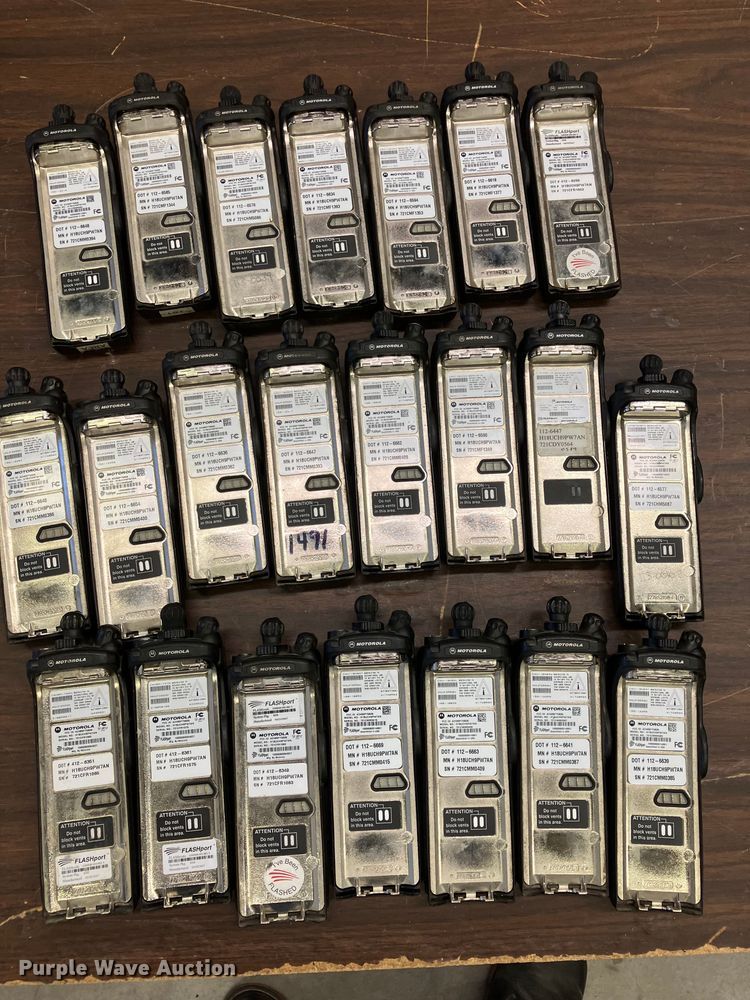 image for item DZ6318 (735) radios