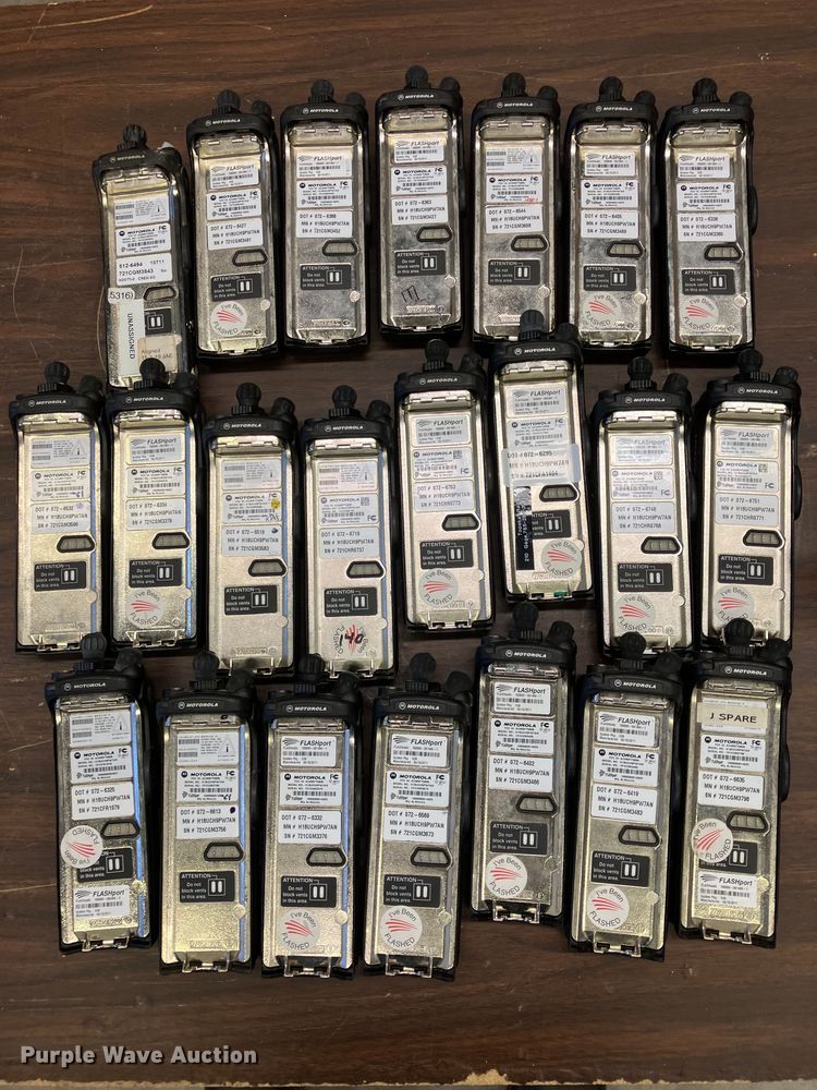 image for item DZ6318 (735) radios