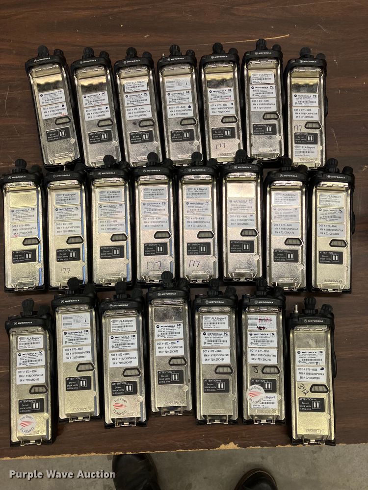 image for item DZ6318 (735) radios