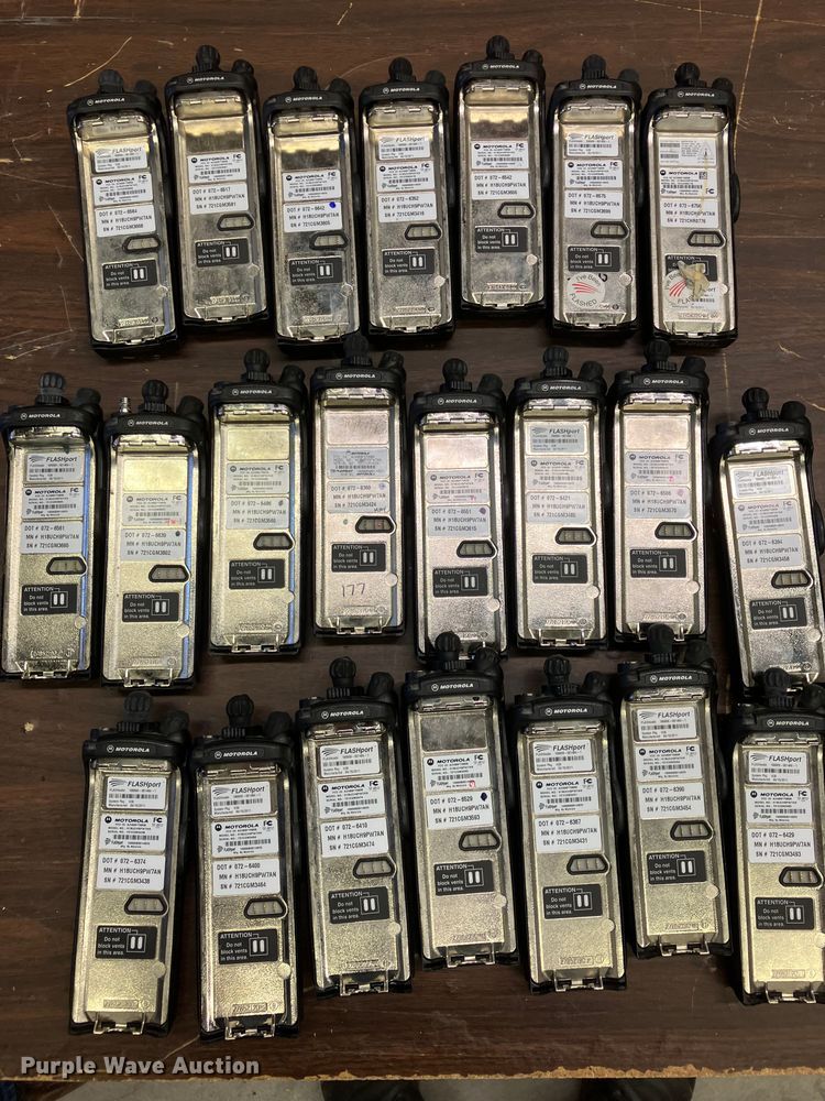 image for item DZ6318 (735) radios