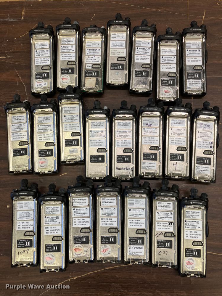 image for item DZ6318 (735) radios