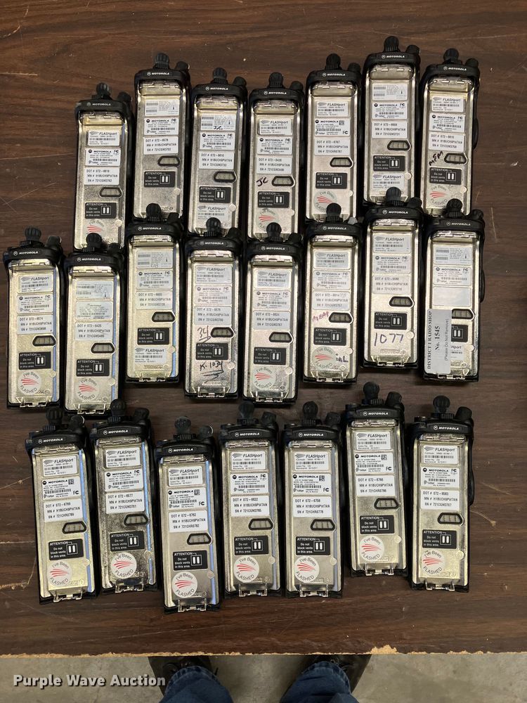 image for item DZ6318 (735) radios