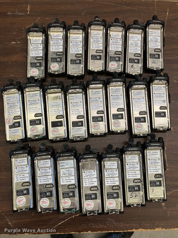 image for item DZ6318 (735) radios