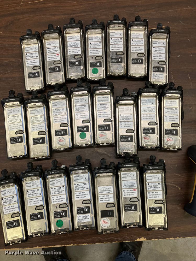 image for item DZ6318 (735) radios