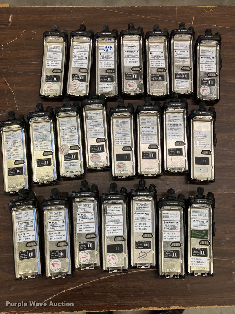 image for item DZ6318 (735) radios