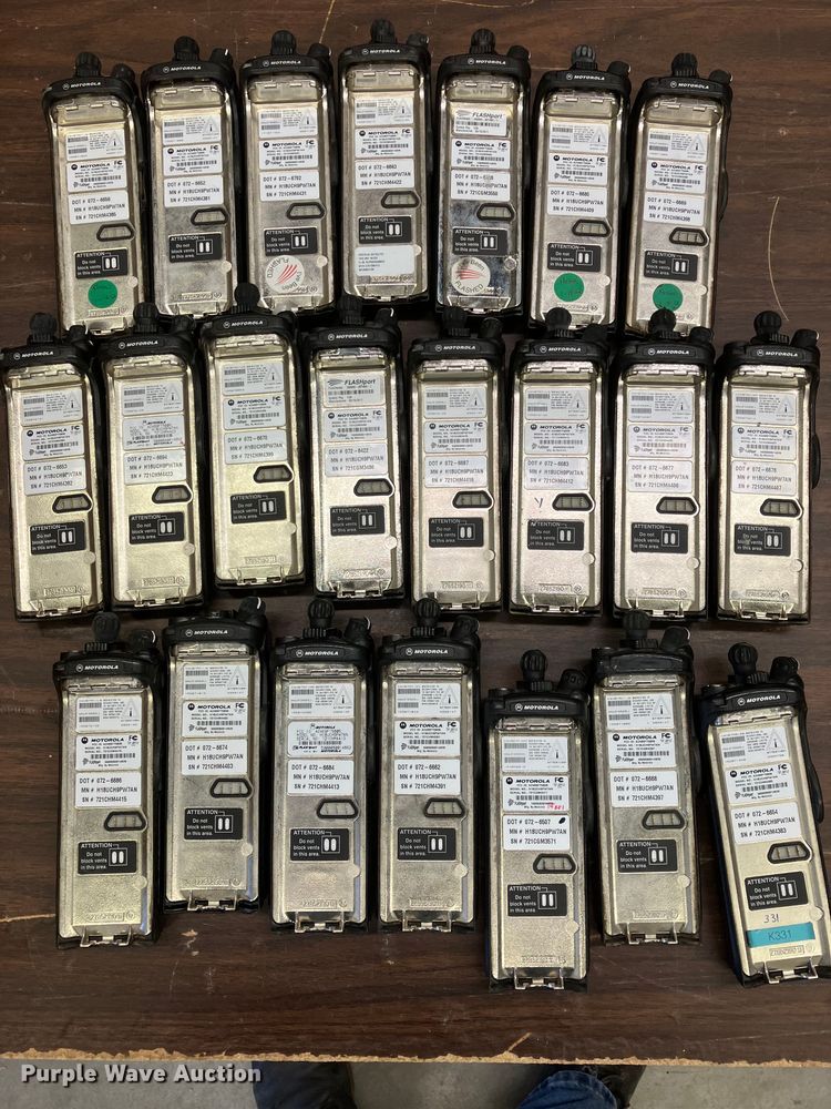 image for item DZ6318 (735) radios