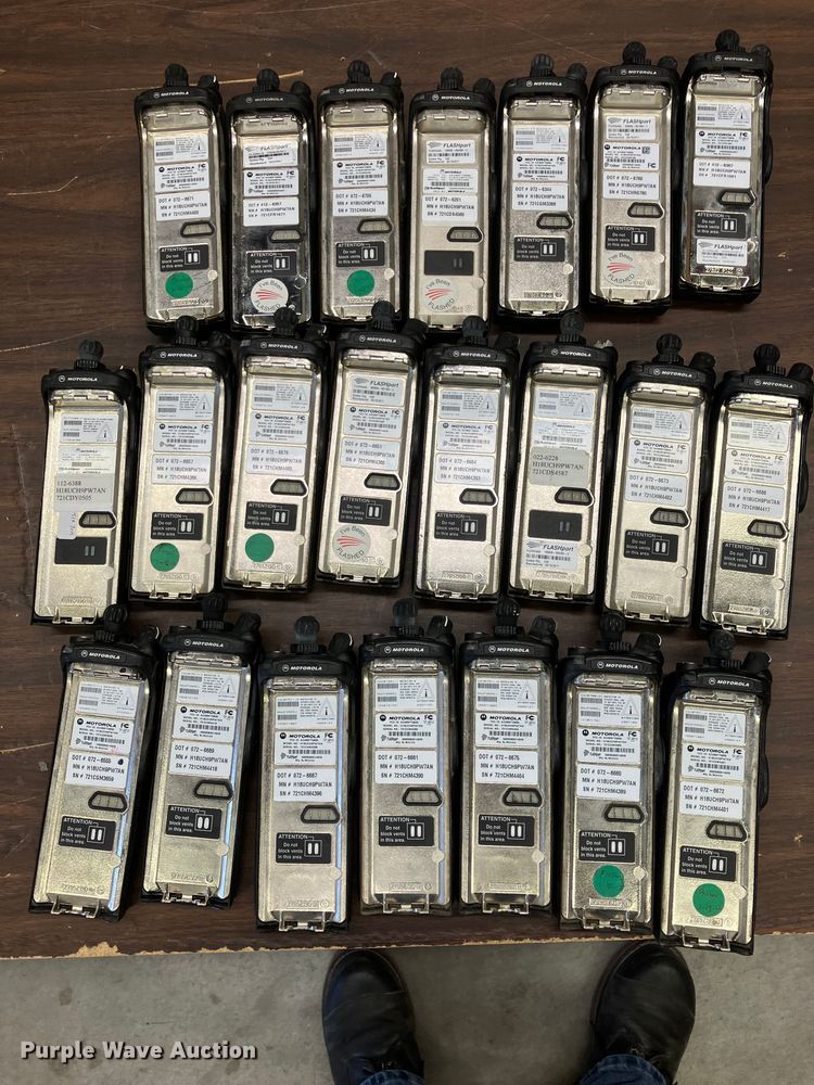 image for item DZ6318 (735) radios