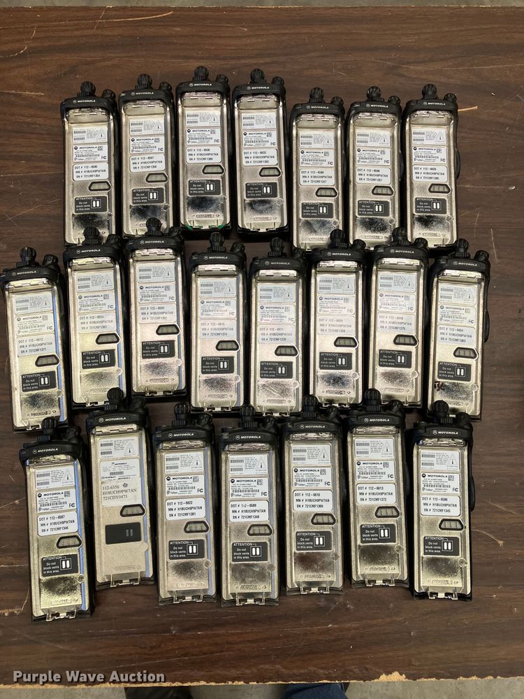 image for item DZ6318 (735) radios