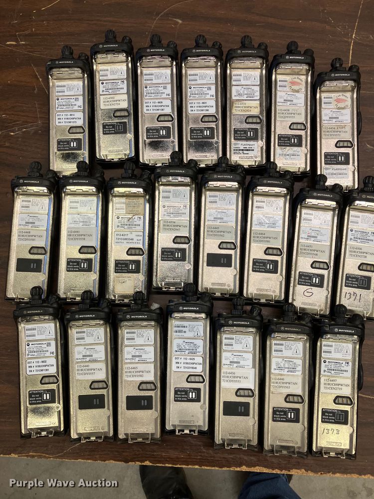 image for item DZ6318 (735) radios