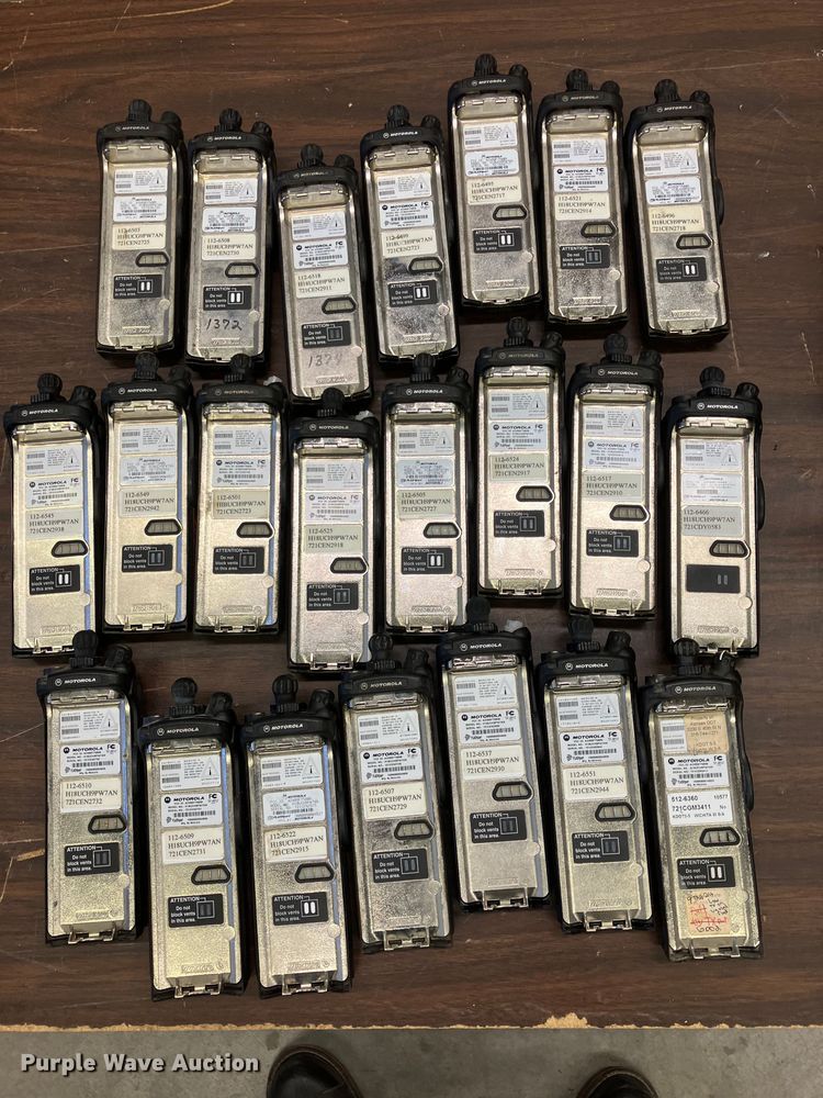 image for item DZ6318 (735) radios