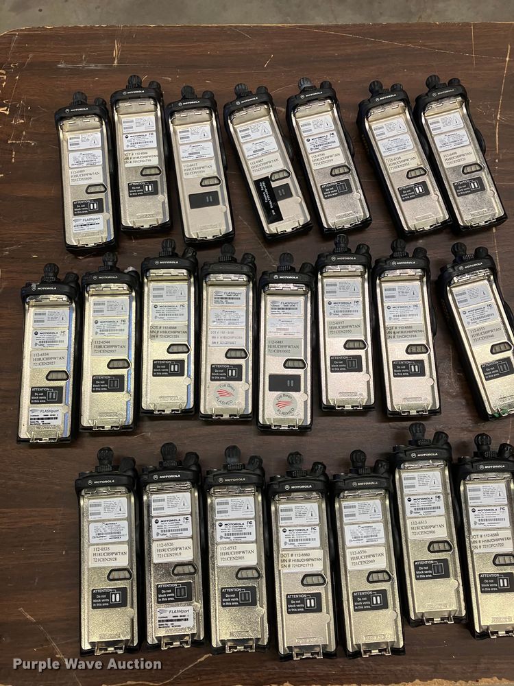 image for item DZ6318 (735) radios