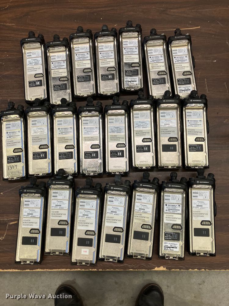 image for item DZ6318 (735) radios