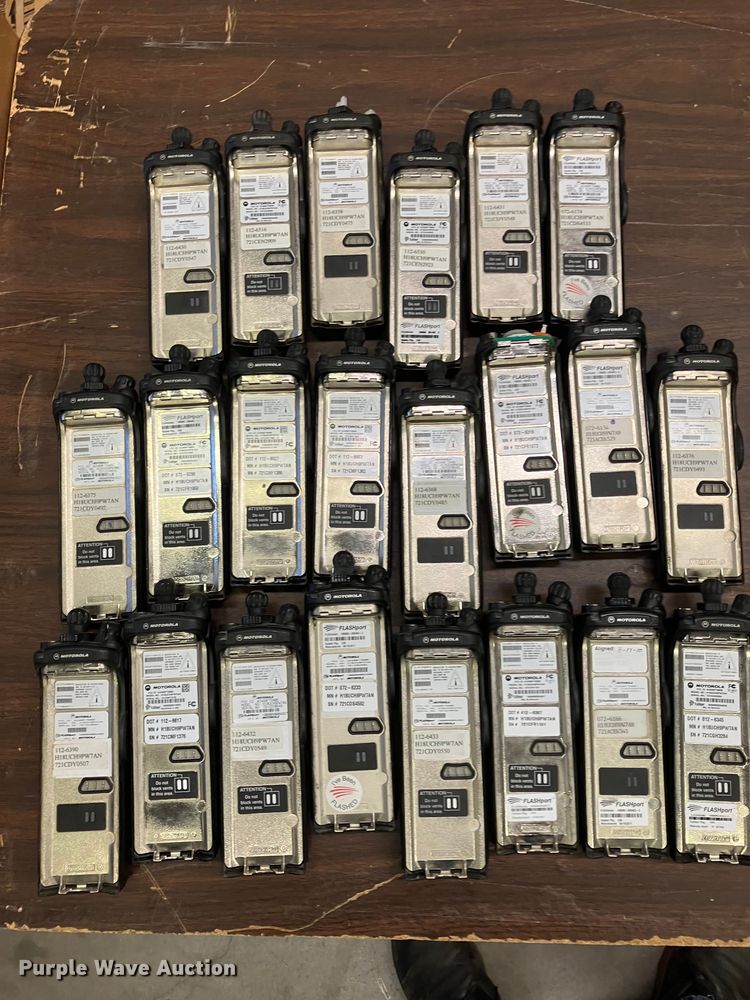 image for item DZ6318 (735) radios