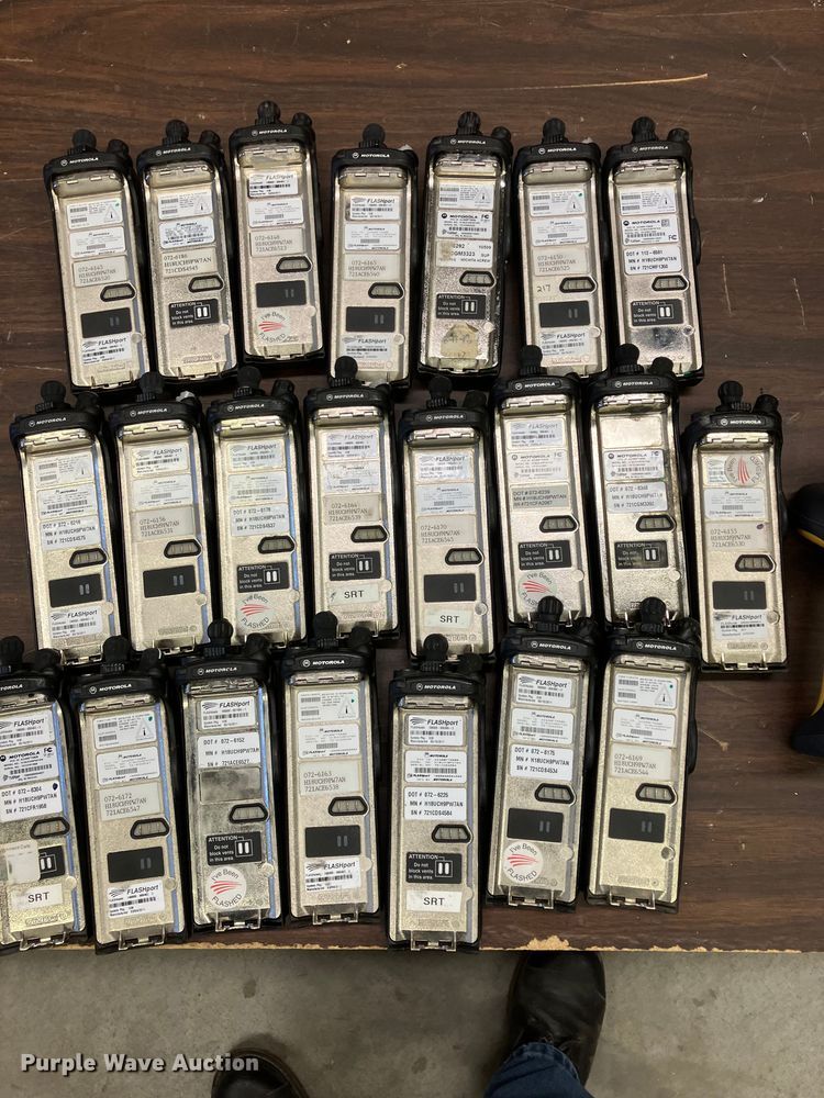 image for item DZ6318 (735) radios