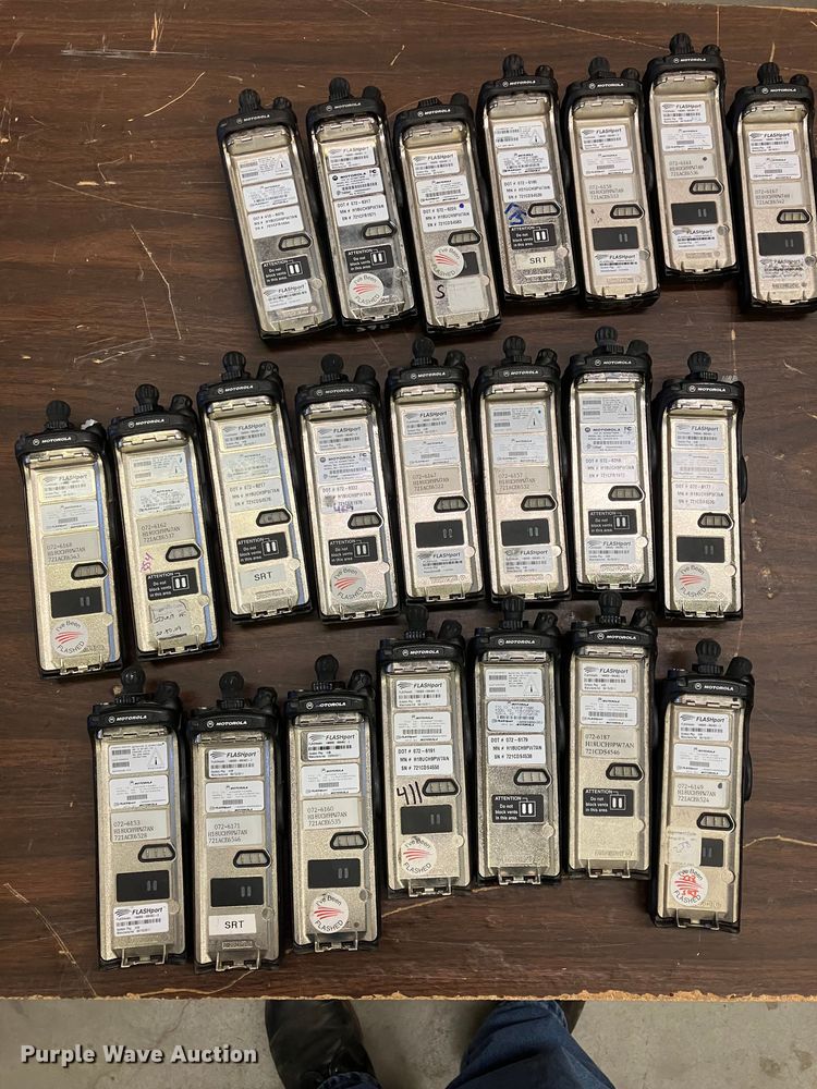 image for item DZ6318 (735) radios