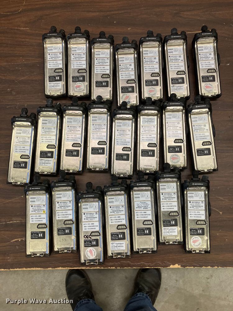 image for item DZ6318 (735) radios