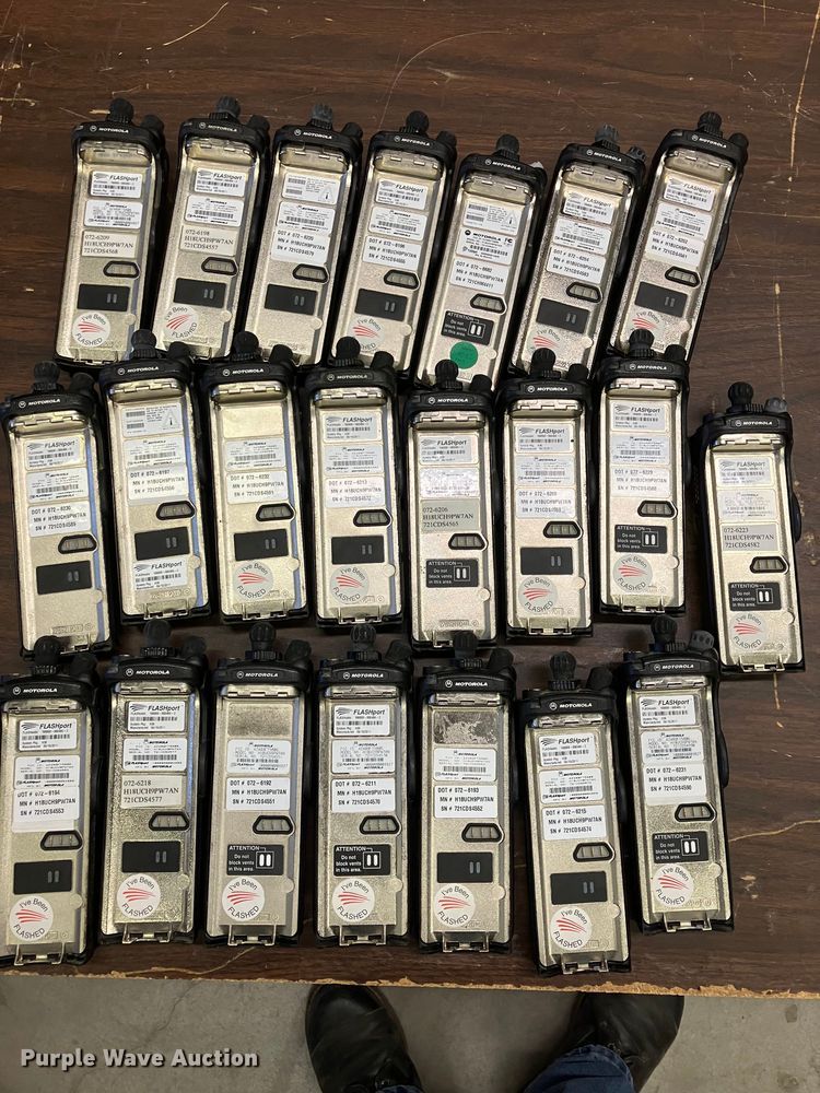 image for item DZ6318 (735) radios