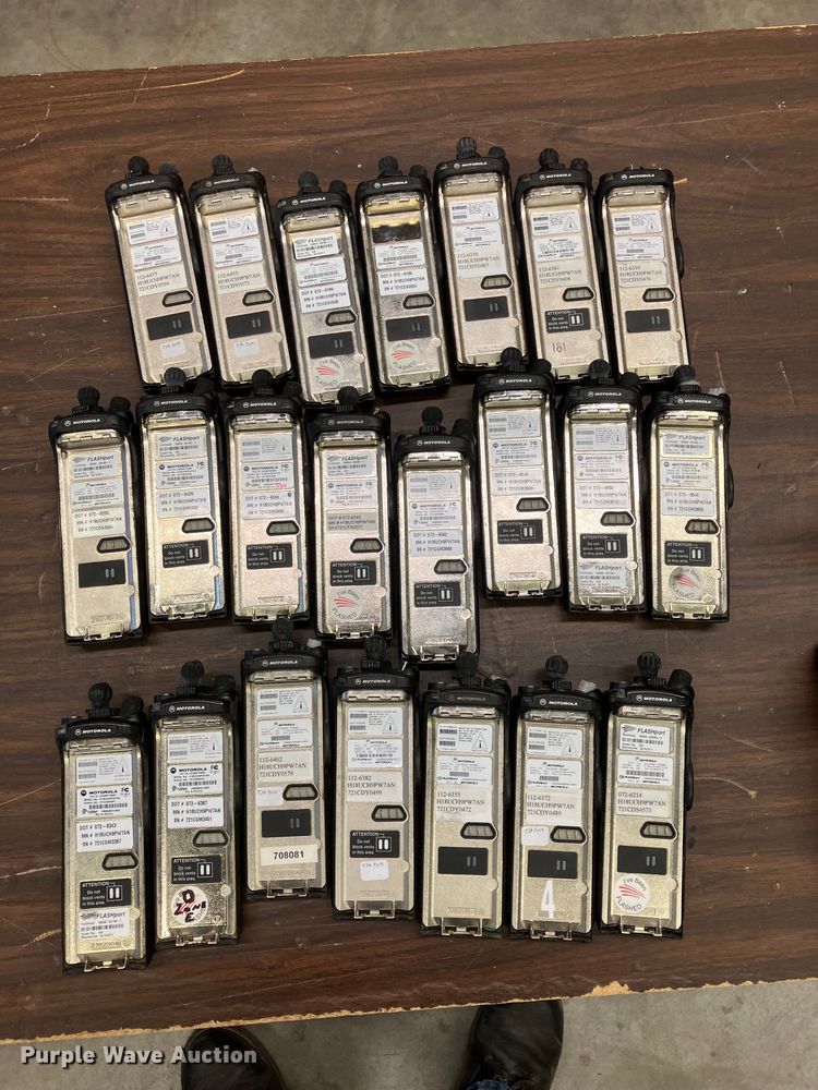 image for item DZ6318 (735) radios