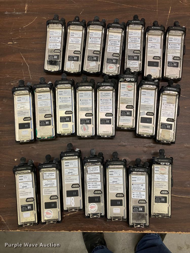 image for item DZ6318 (735) radios