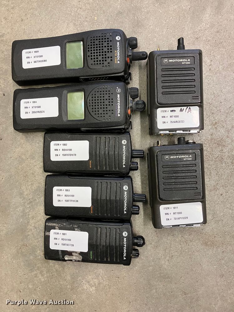 image for item DZ6318 (735) radios