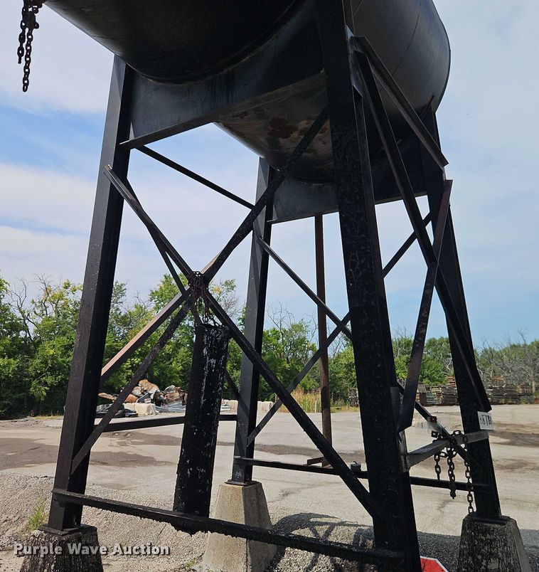 image for item EB8283 Asphalt storage tank