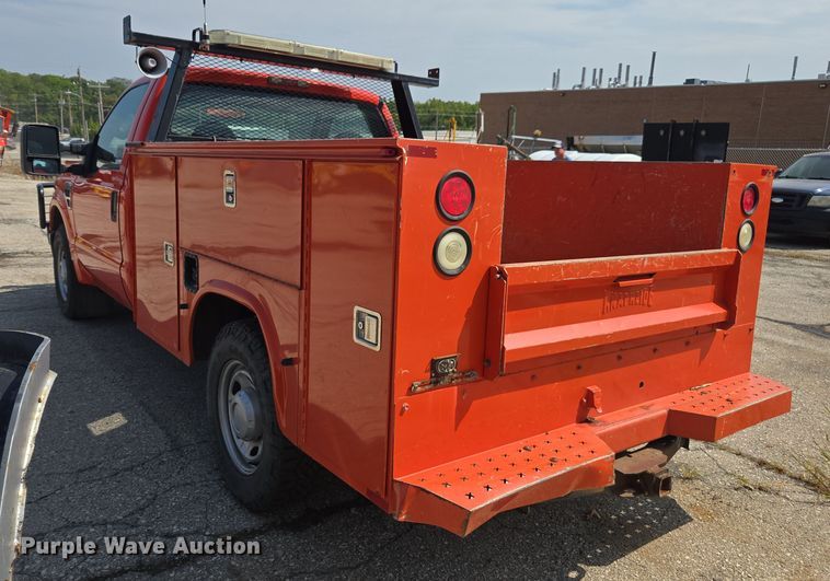 image for item ED4041 2010 Ford F250 Super Duty utility bed pickup truck