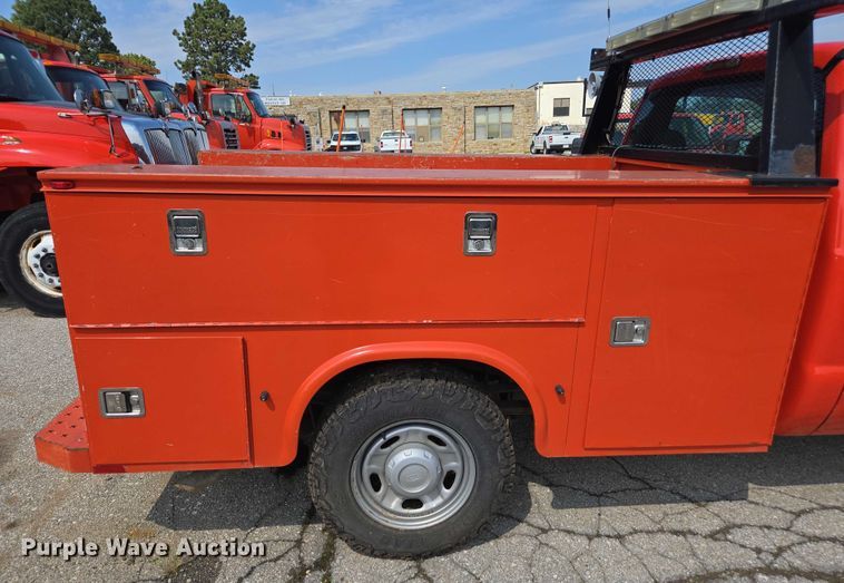 image for item ED4041 2010 Ford F250 Super Duty utility bed pickup truck