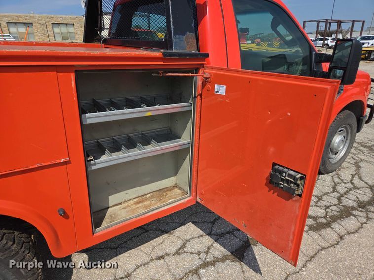 image for item ED4041 2010 Ford F250 Super Duty utility bed pickup truck