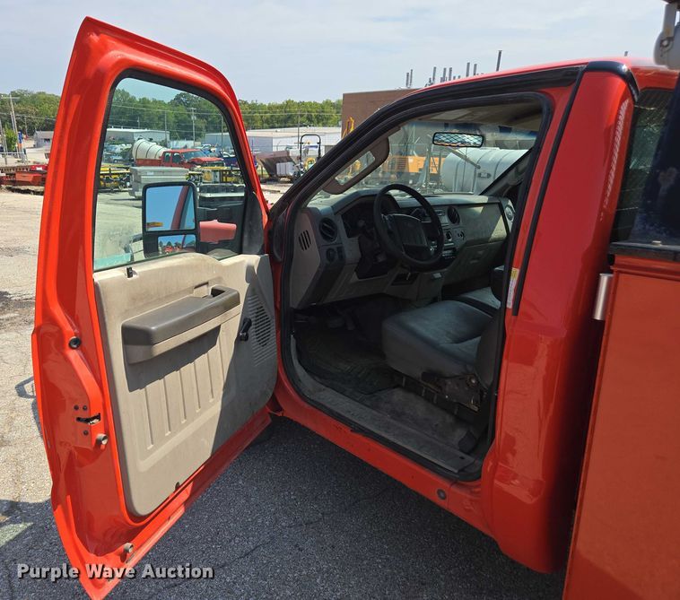 image for item ED4041 2010 Ford F250 Super Duty utility bed pickup truck