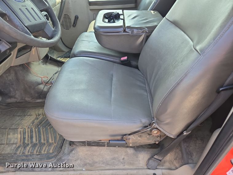 image for item ED4041 2010 Ford F250 Super Duty utility bed pickup truck