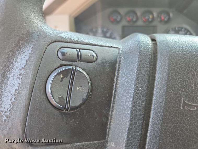 image for item ED4041 2010 Ford F250 Super Duty utility bed pickup truck