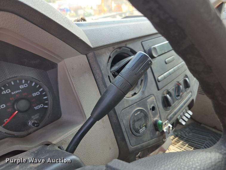 image for item ED4041 2010 Ford F250 Super Duty utility bed pickup truck