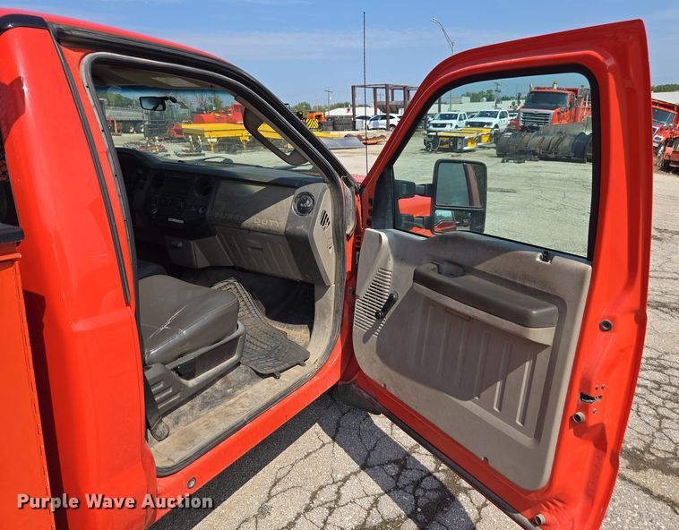 image for item ED4041 2010 Ford F250 Super Duty utility bed pickup truck