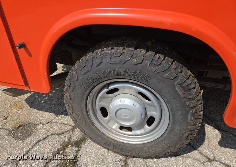 image for item ED4041 2010 Ford F250 Super Duty utility bed pickup truck