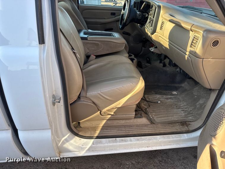 image for item EM8101 2006 Chevrolet Silverado 1500 pickup truck