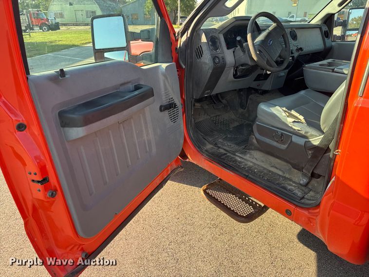 image for item EM8103 2016 Ford F250 Super Duty utility bed pickup truck