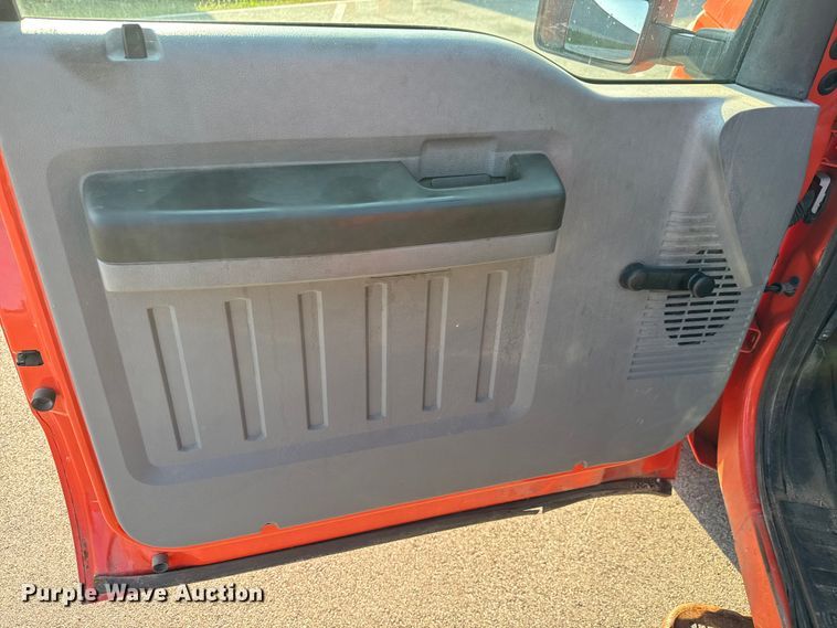 image for item EM8103 2016 Ford F250 Super Duty utility bed pickup truck