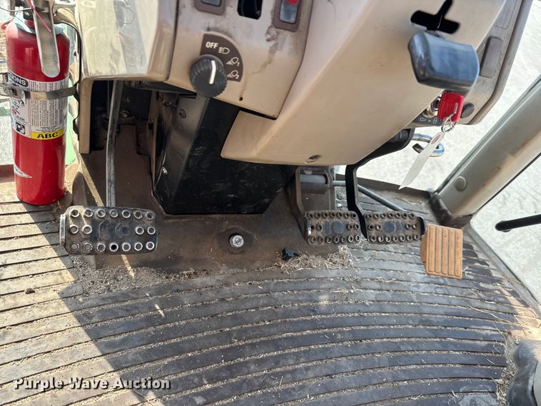 image for item EM8106 2005 John Deere 6415 tractor