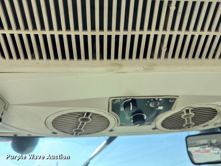 image for item EM8106 2005 John Deere 6415 tractor