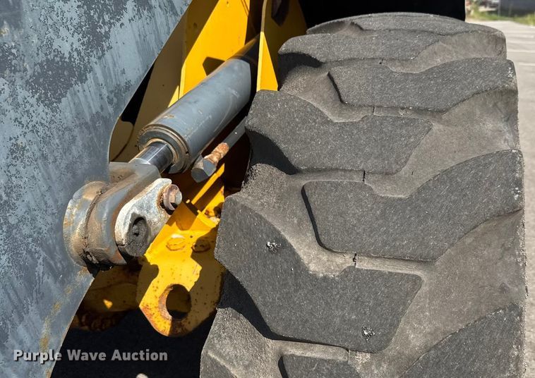 image for item EM8109 2006 John Deere 444J wheel loader