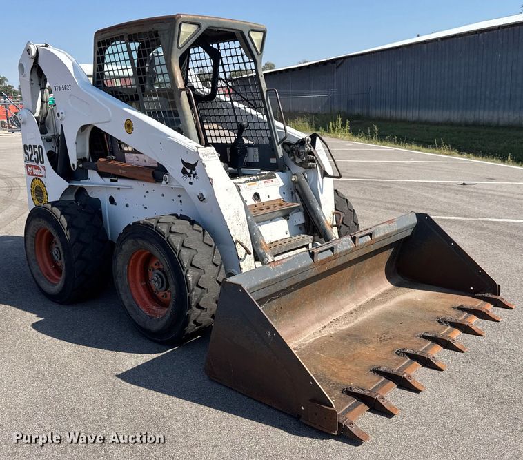 image for item EM8111 2007 Bobcat S250 skid steer loader
