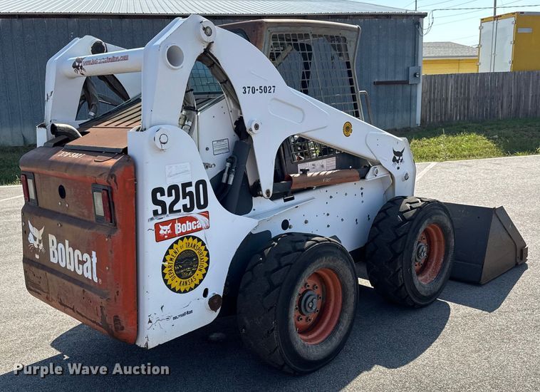 image for item EM8111 2007 Bobcat S250 skid steer loader